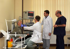 Эндоскопическое исследование гортани пациента Эндоскопическое исследование - выявление болезней горла и гортани